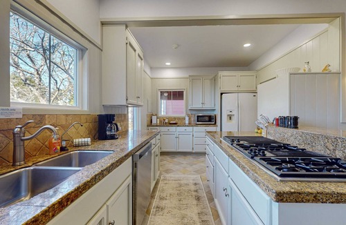 Mendocino House | Prime Mendocino Retreat with Hot Tub & 2 Kitchens