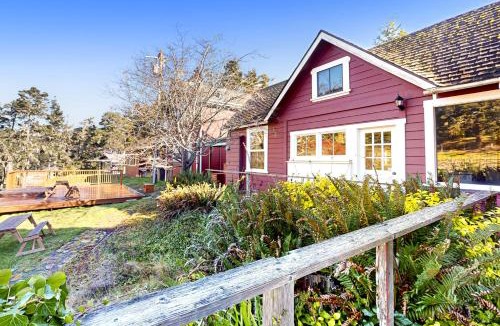 Mendocino House | Prime Mendocino Retreat with Hot Tub & 2 Kitchens