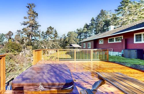 Mendocino House | Prime Mendocino Retreat with Hot Tub & 2 Kitchens
