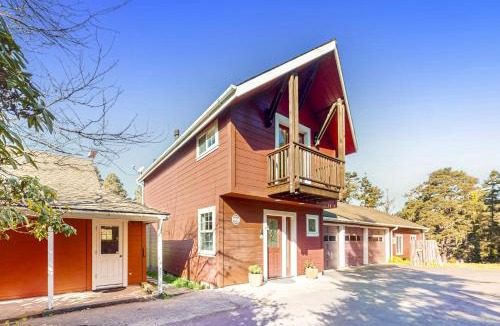 Mendocino House | Prime Mendocino Retreat with Hot Tub & 2 Kitchens