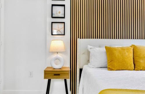 West Little Havana Apartment | Prime Miami Retreat | Sleeps 12 | Parking, BBQ!