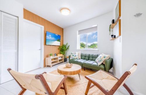 West Little Havana Apartment | Prime Miami Retreat | Sleeps 12 | Parking, BBQ!