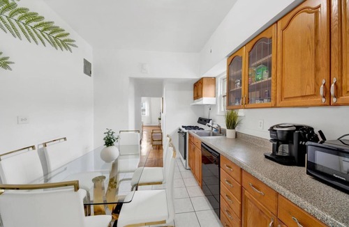 Southeast Yonkers House | Prime NY Luxury Getaway King Bed + Easy Parking