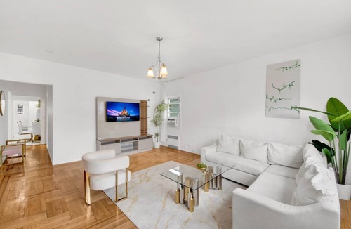 Southeast Yonkers House | Prime NY Luxury Getaway King Bed + Easy Parking