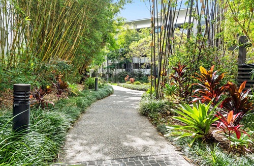 Bowen Hills Apartment | Prime Position! 3bed/2bath/1car ~ 10mins to CBD