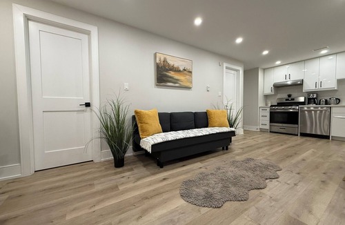 Beaconsfield Village House | Prime Queen West 1BR Getaway