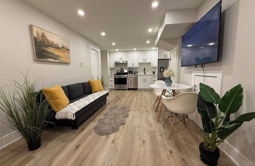 Beaconsfield Village House | Prime Queen West 1BR Getaway
