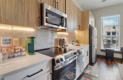 North Burnet Apartment | Prime Sleek 1BR Studio Near DT & Domain With Pool, Gym and Free Parking