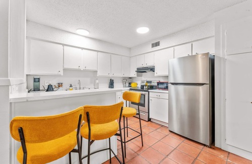 Windsor Park Apartment | Prime Soco Airy 1BR King Suite w Pool Parking