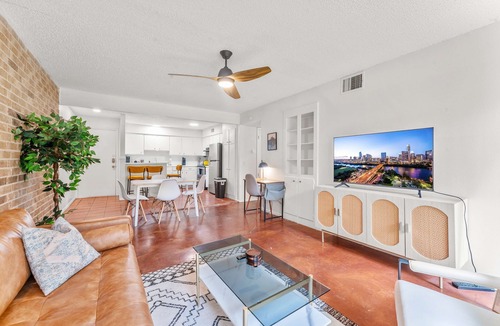 Windsor Park Apartment | Prime Soco Airy 1BR King Suite w Pool Parking