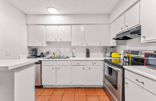 Windsor Park Apartment | Prime Soco Airy 1BR King Suite w Pool Parking