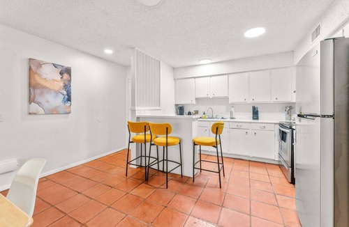 Windsor Park Apartment | Prime Soco Airy 1BR King Suite w Pool Parking