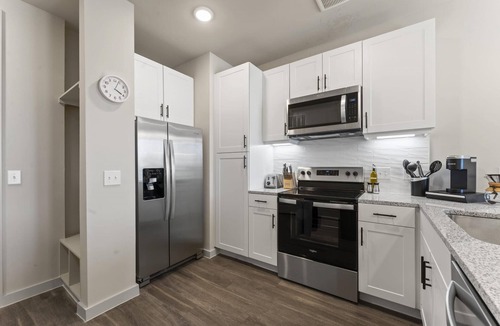 Windsor Park Apartment | Prime Soco Cozy 1BR King Suite w Pool Parking