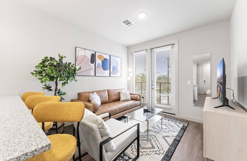 Windsor Park Apartment | Prime Soco Cozy 1BR King Suite w Pool Parking
