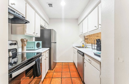 Bouldin Apartment | Prime SoCo cozy 1BR king suite w/pool, parking
