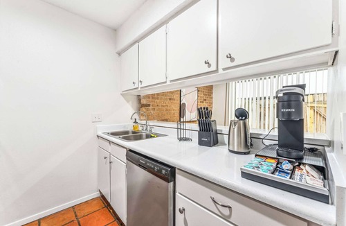 Bouldin Apartment | Prime SoCo cozy 1BR king suite w/pool, parking