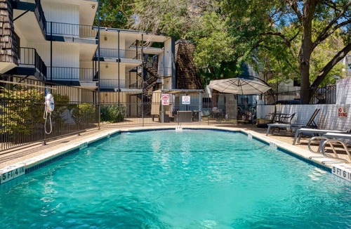 Bouldin Apartment | Prime SoCo cozy 1BR king suite w/pool, parking