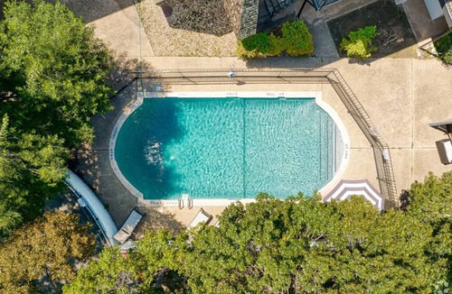 Bouldin Apartment | Prime SoCo cozy 1BR king suite w/pool, parking