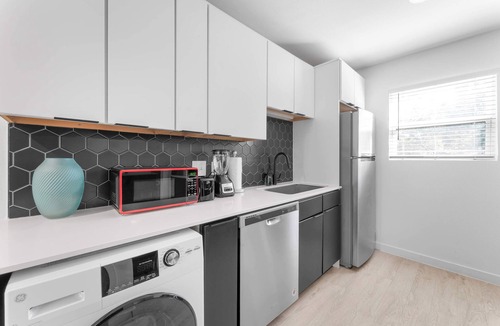Travis Heights Apartment | Prime SoCo cozy studio w/laundryWiFi, 7 Min to DT