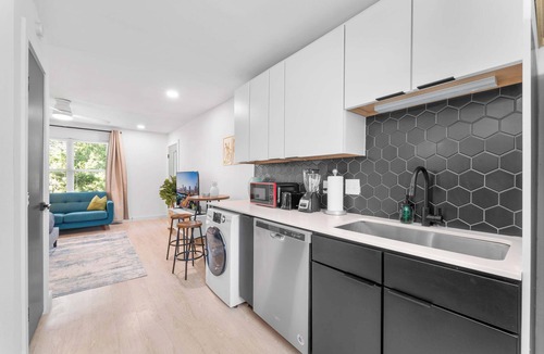 Travis Heights Apartment | Prime SoCo cozy studio w/laundryWiFi, 7 Min to DT