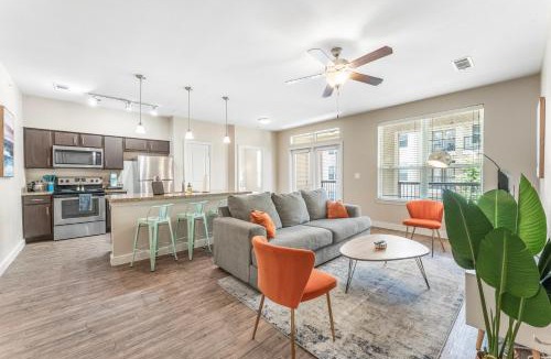 South Congress Apartment | Prime SoCo King Bed 1BR & 2BR Suites w Gym, Pickleball, Laundry