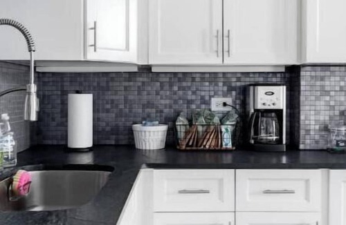 Wrigleyville Apartment | Prime Sunny Lakeview Apartment: Walk to Wrigley and More