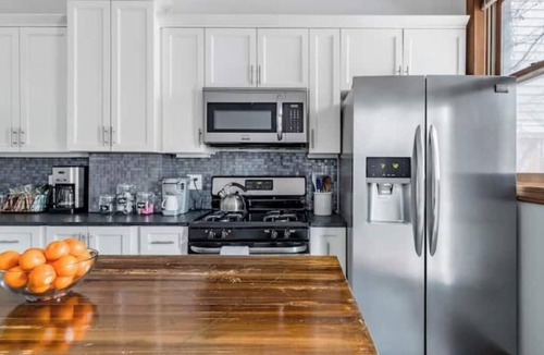 Wrigleyville Apartment | Prime Sunny Lakeview Apartment: Walk to Wrigley and More