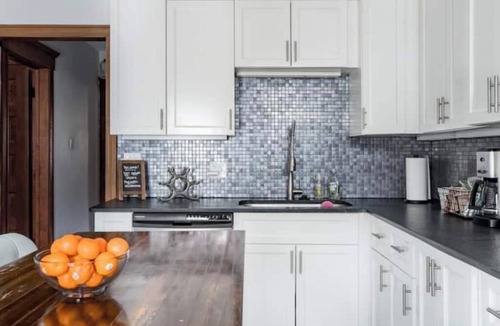 Wrigleyville Apartment | Prime Sunny Lakeview Apartment: Walk to Wrigley and More
