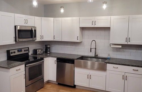 Clifton House | Prime Walk to Cincinnati Zoo & Botanical Garden –Steps to UC, Short Vine & More!