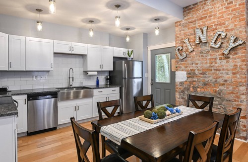 Clifton House | Prime Walk to Cincinnati Zoo & Botanical Garden –Steps to UC, Short Vine & More!