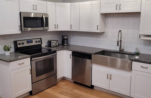Clifton House | Prime Walk to Cincinnati Zoo & Botanical Garden –Steps to UC, Short Vine & More!