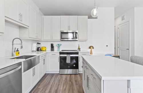 Highland Apartment | Prime West Downtown Studio w Washer Dryer