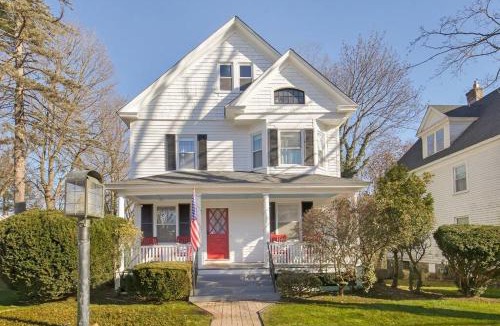 West Hartford House | Prime West Hartford Center- Timeless Charm