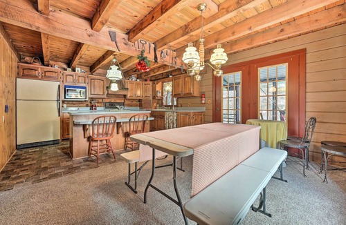 Middlebury House | Primitive Goshen Pine Lodge with Fireplace!