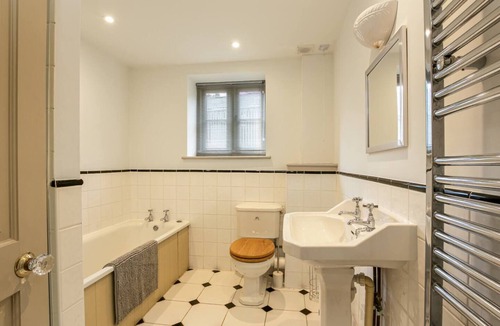 Gawcott House | Priory Courtyard - 3 Bedroom Escape