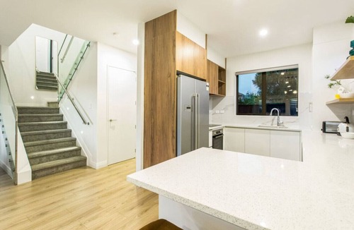 Sandringham Villa | Pristine Modern Central Home | Netflix & Heatpump