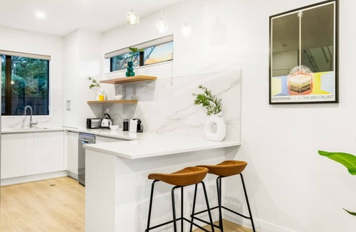 Sandringham Villa | Pristine Modern Central Home | Netflix & Heatpump