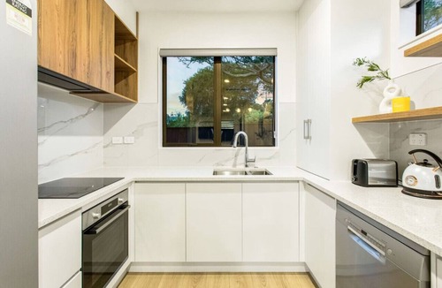 Sandringham Villa | Pristine Modern Central Home | Netflix & Heatpump