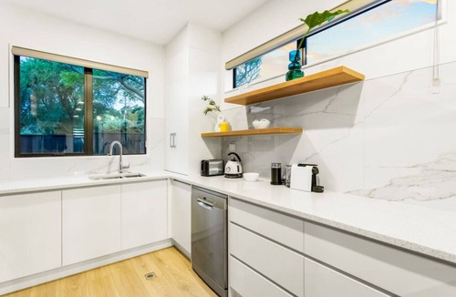 Sandringham Villa | Pristine Modern Central Home | Netflix & Heatpump