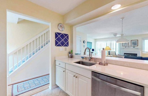 Heron Harbour Isle Condo | Pristine bay front townhome in Ocean City: Sweeping views, modern amenities