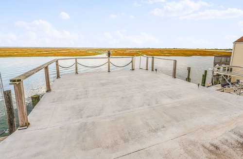 Seaford Boat Rental | Pristine Bayfront Houseboat