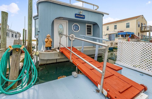 Seaford Boat Rental | Pristine Bayfront Houseboat