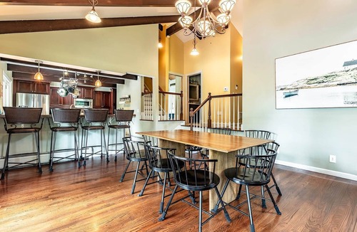 Lanesborough House | Pristine Berkshire Estate Pool Hot Tub & Fun!