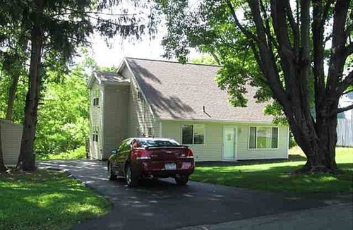 McKownville House | PRISTINE CAPE COD ON THE CREEK! 4 Large Bedrooms - 8 Guests