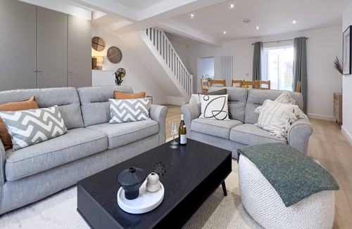 Budleigh Salterton House | Pristine cottage, steps from beach!