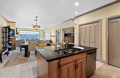 Sandpoint Condo | Pristine Condo w/Pool & Beach-Seasons at Sandpoint