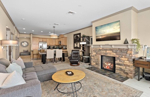 Sandpoint Condo | Pristine Condo w/Pool & Beach-Seasons at Sandpoint