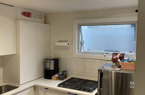 Historic District Apartment | Pristine Downtown 1-Bedroom Steps from State House