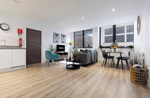 Old Trafford Apartment | Pristine Flat, Ideal for Small groups, Sleeps 4!