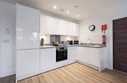 Old Trafford Apartment | Pristine Flat, Ideal for Small groups, Sleeps 4!